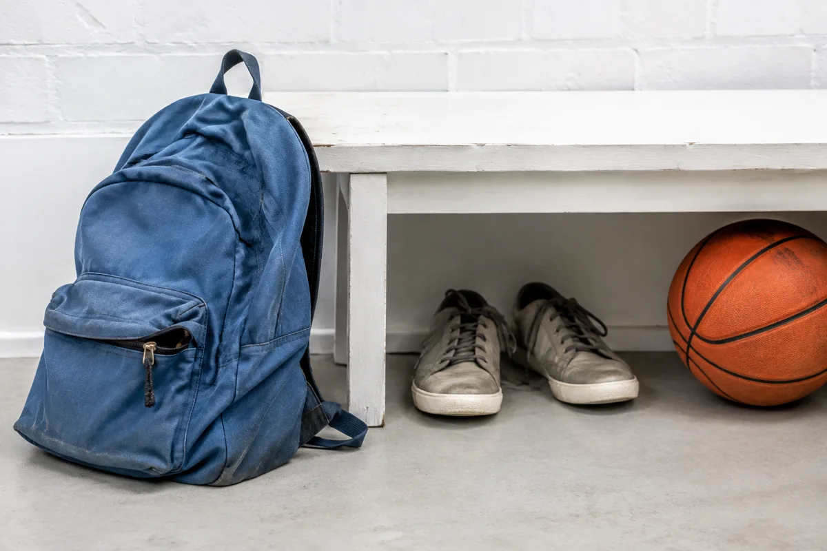schooltas, sportschoenen en een basketbal